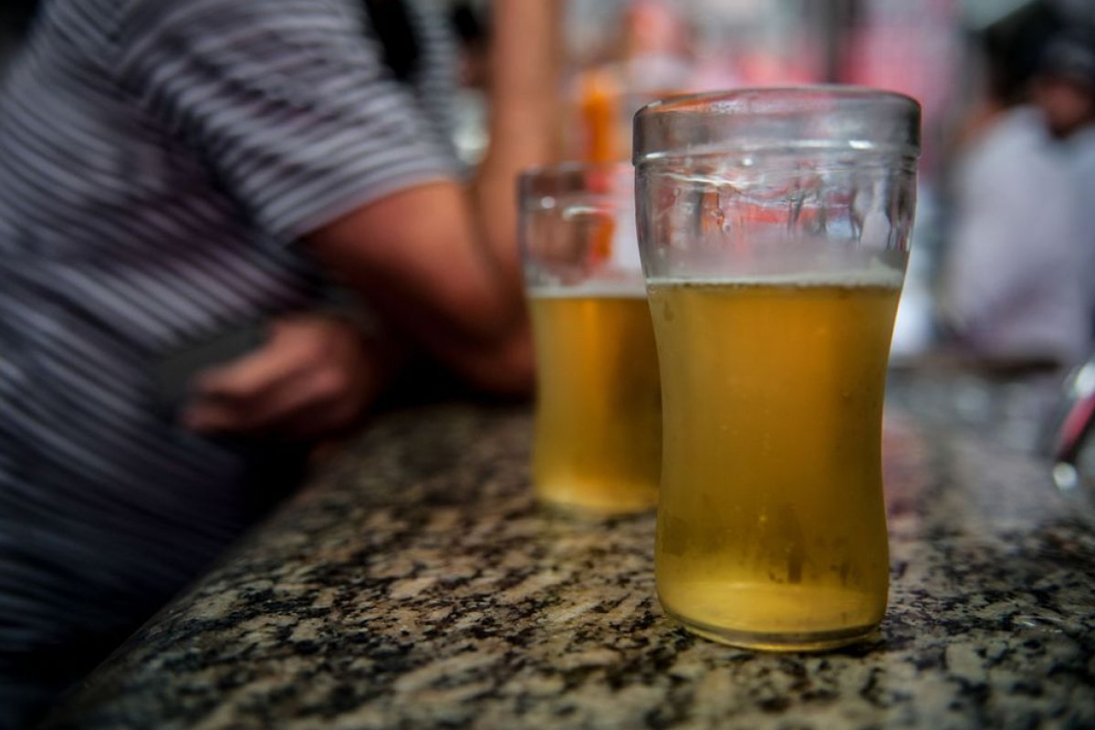 Cientistas afirmam que consumir álcool não altera efeito de vacina contra Covid