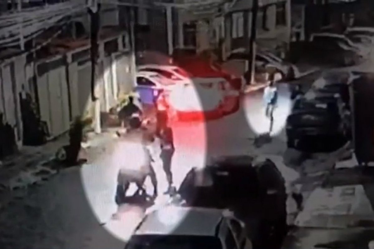 Câmeras de segurança flagram assalto a motociclista em Salvador