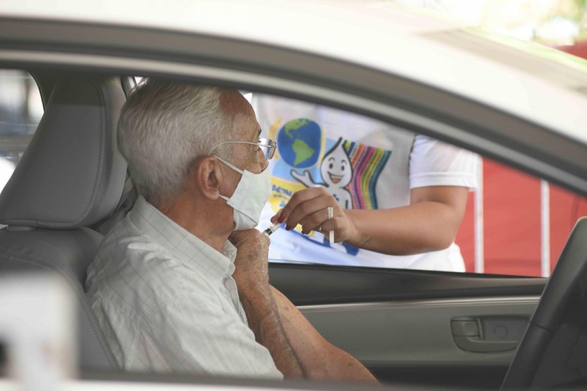 Primeira dose da vacina contra a Covid-19 é aplicada em idosos a partir dos 61 anos em Simões Filho