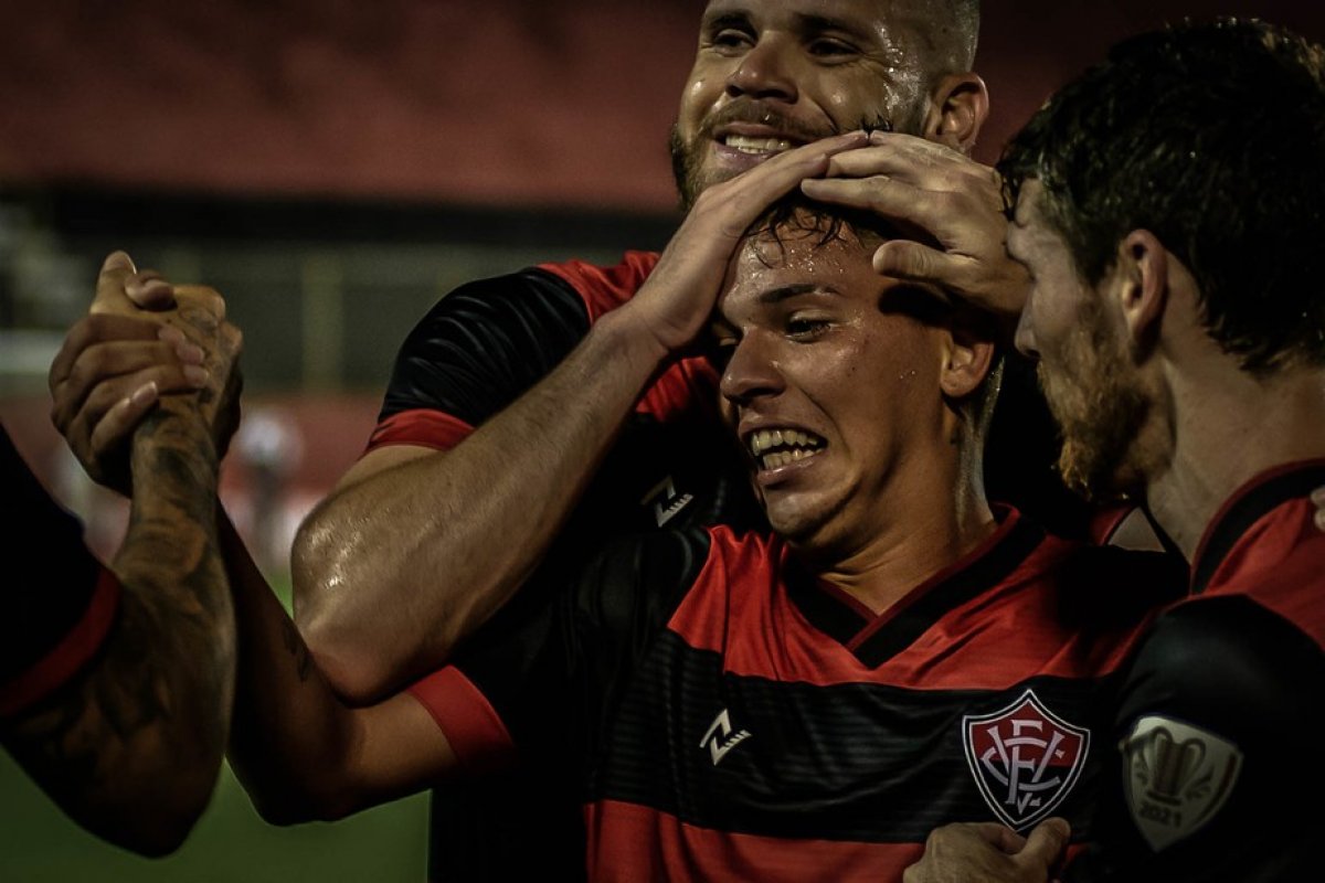 Após volta com golaço, Eduardo vê sonho realizado 