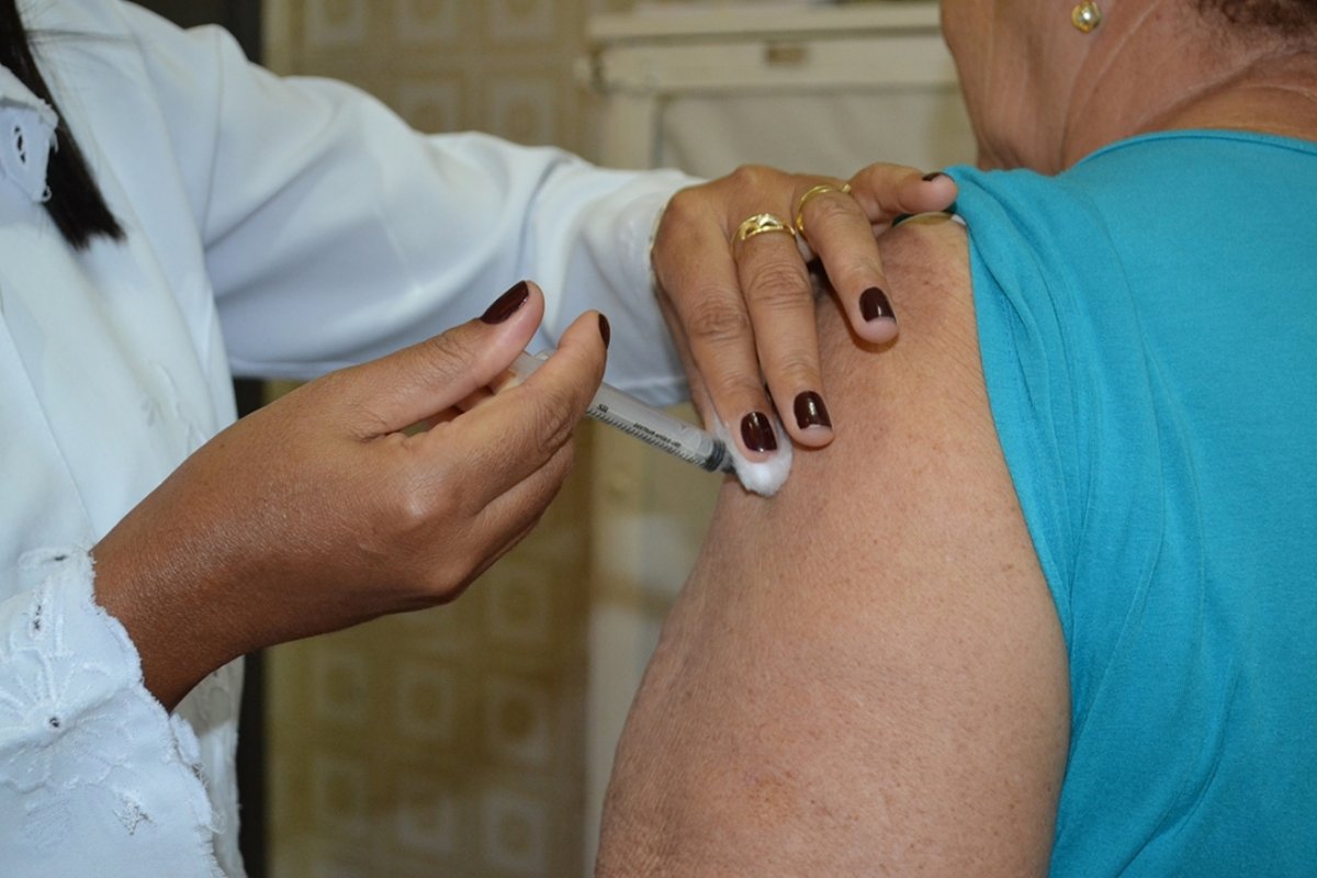 Vacinação em primeira dose é suspensa em Feira de Santana por falta de vacinas