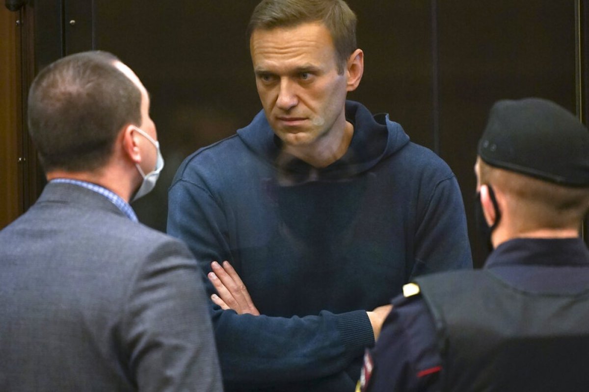 Opositor de Putin, Alexei Navalny, será transferido para hospital