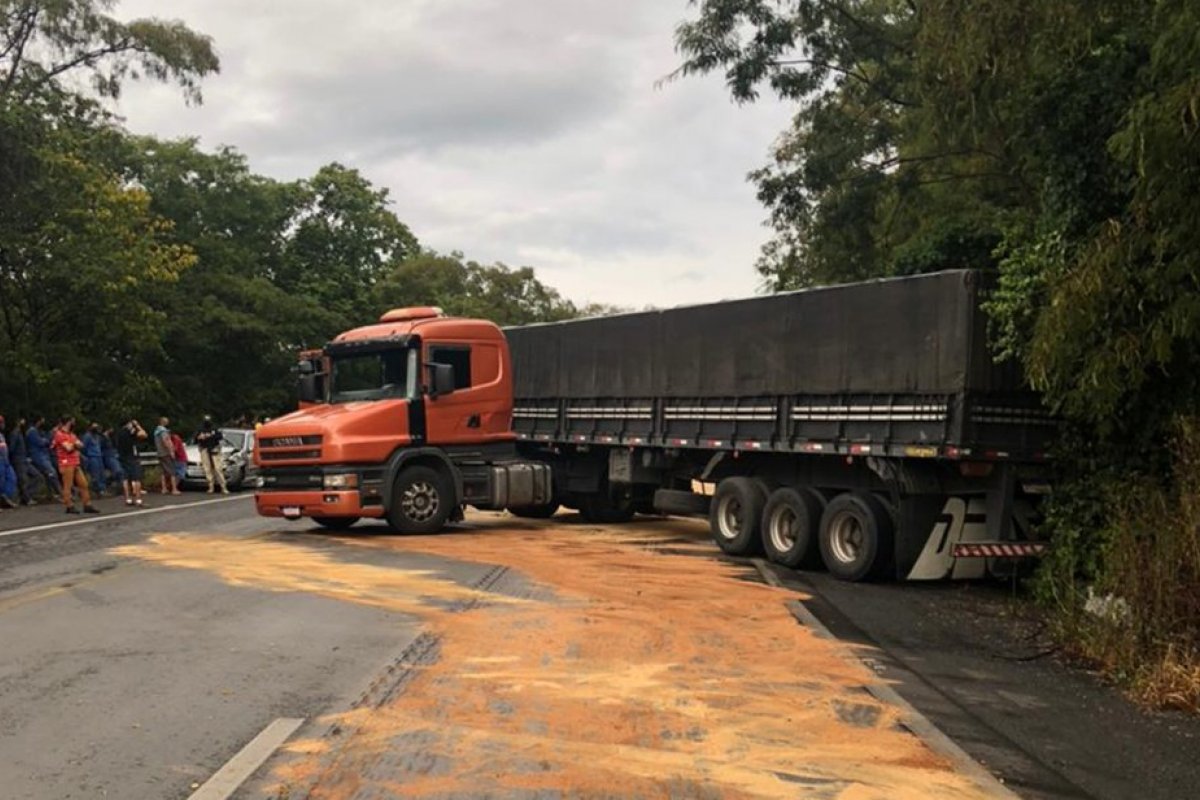 Carreta fica atravessada na BR-242 após acidente com outros dois veículos em Barreiras