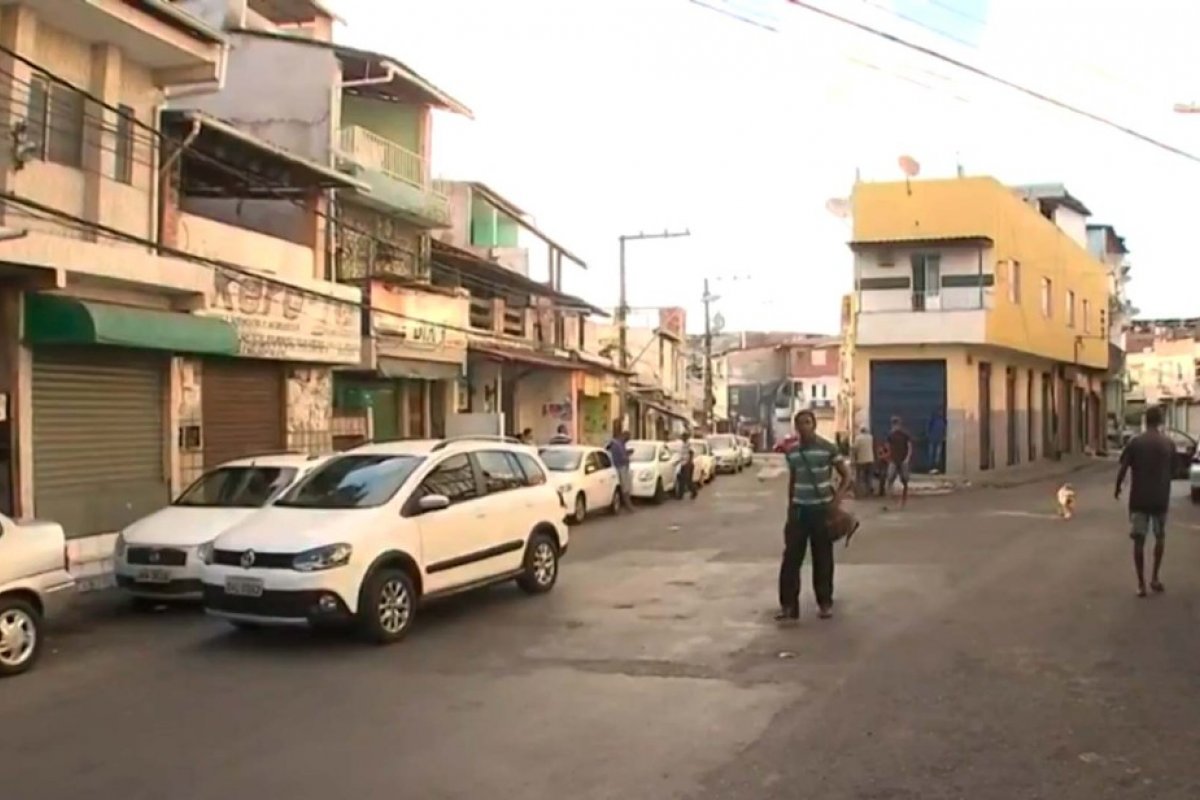 Policial militar é baleada durante troca de tiros com bandidos na Santa Cruz