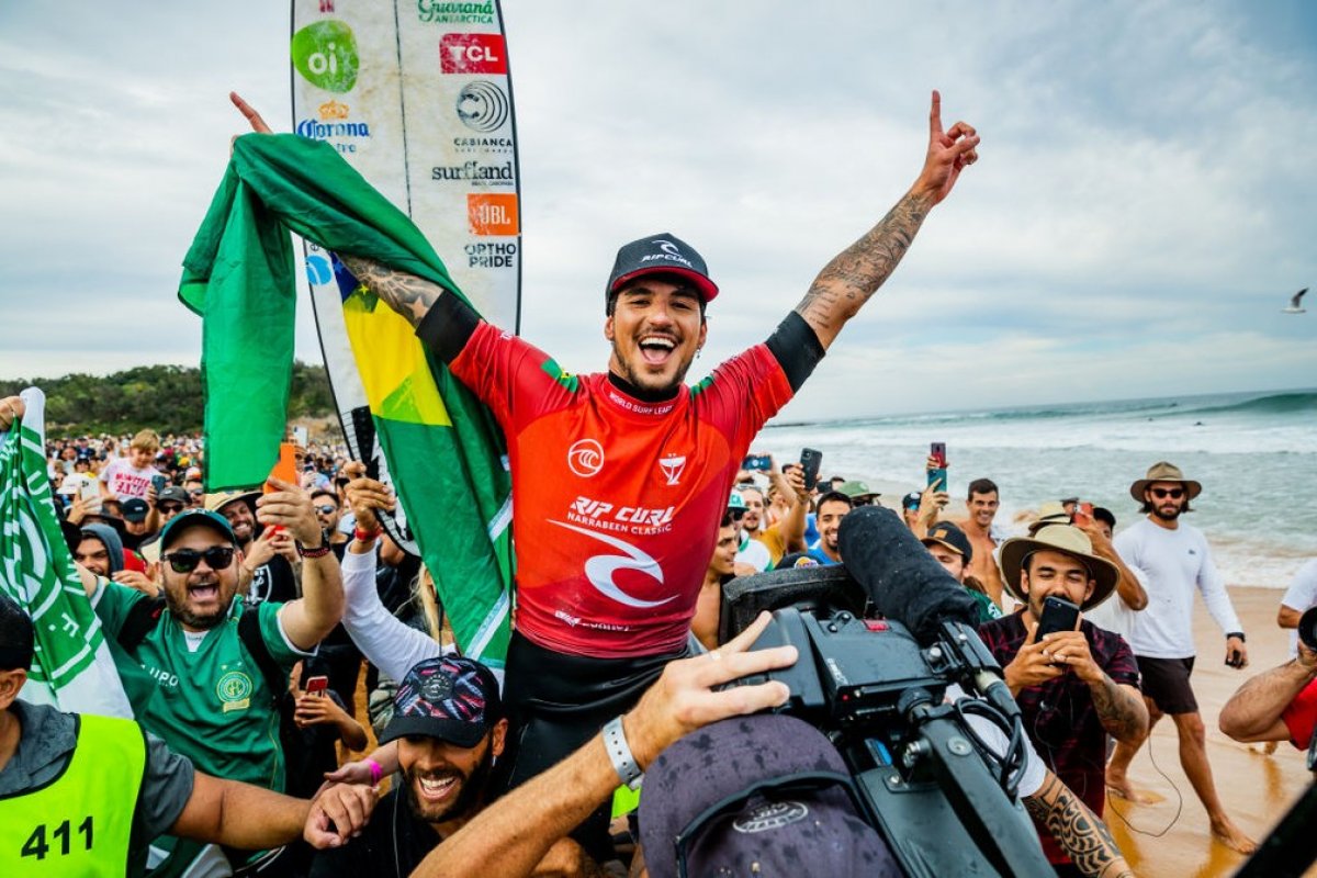 Medina vence Conner Coffin e se sagra campeão na terceira etapa do mundial de Surf