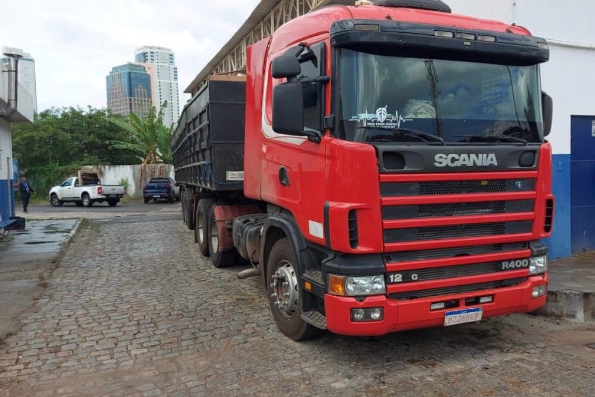 Receita Federal participa de ação conjunta com a Polícia Civil para apreensão de caminhão com mercadorias falsificadas