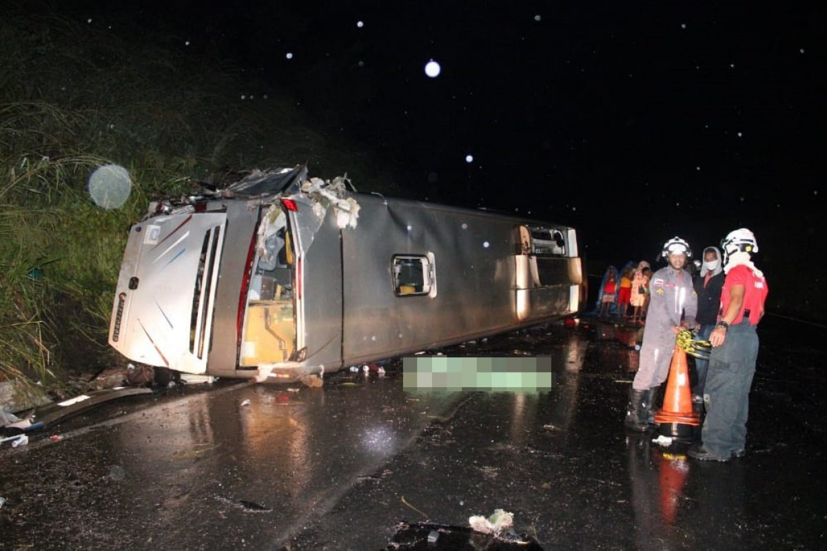 Uma pessoa morre e outras 23 ficam feridas após ônibus capotar no oeste da Bahia