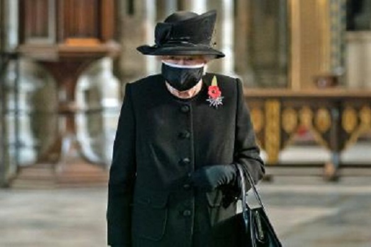 Rainha Elizabeth quebra tradição da realeza em homenagem ao príncipe Philip