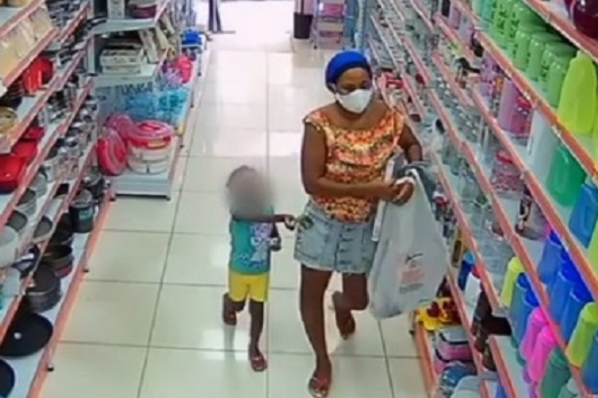 Vídeo: mulher é flagrada roubando produto em loja no bairro da Liberdade