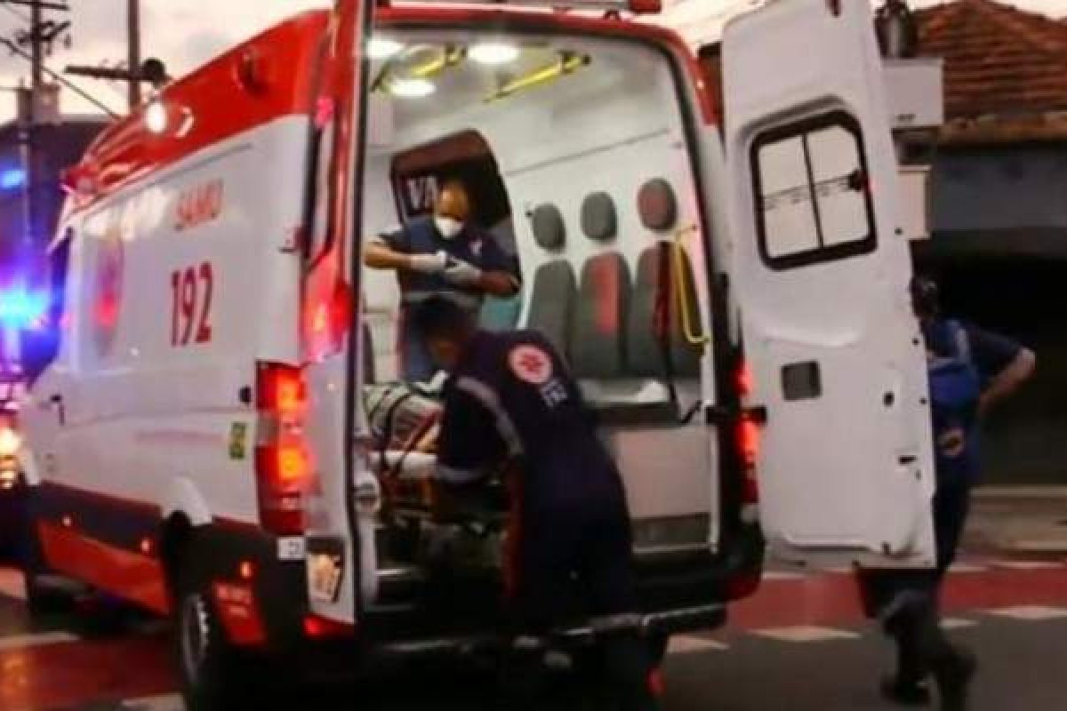 Mãe se descontrola e ameaça jogar filha pela janela do carro durante briga de casal