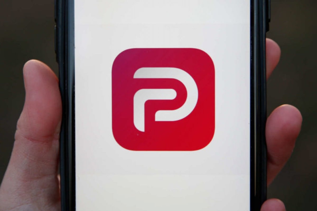 Apple aprova volta do Parler às lojas de apps da marca