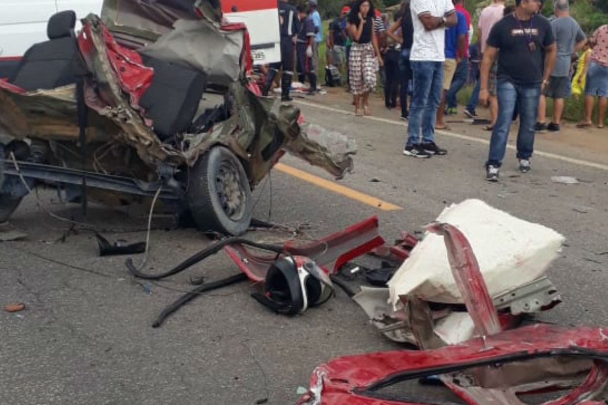 Acidente entre três veículos deixa duas vítimas na BR-367, em Vera Cruz