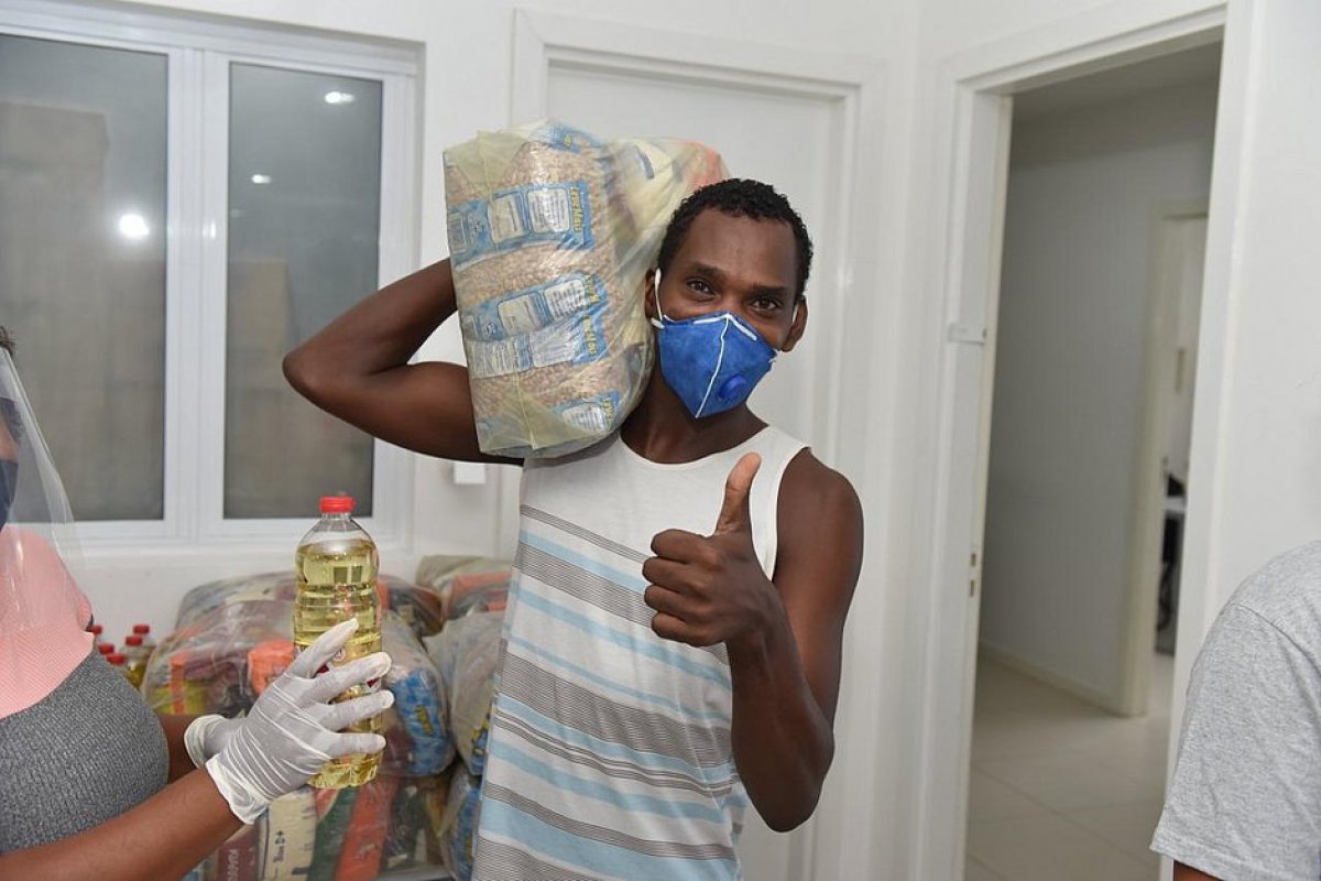 "Vamos superar", dizem famílias que receberam cestas básicas da prefeitura
