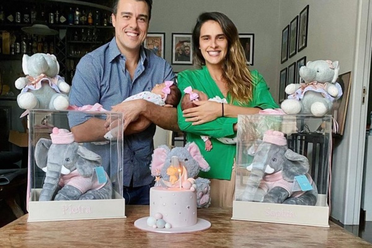 Joaquim Lopes e Marcella Fogaça comemoram um mês das gêmeas