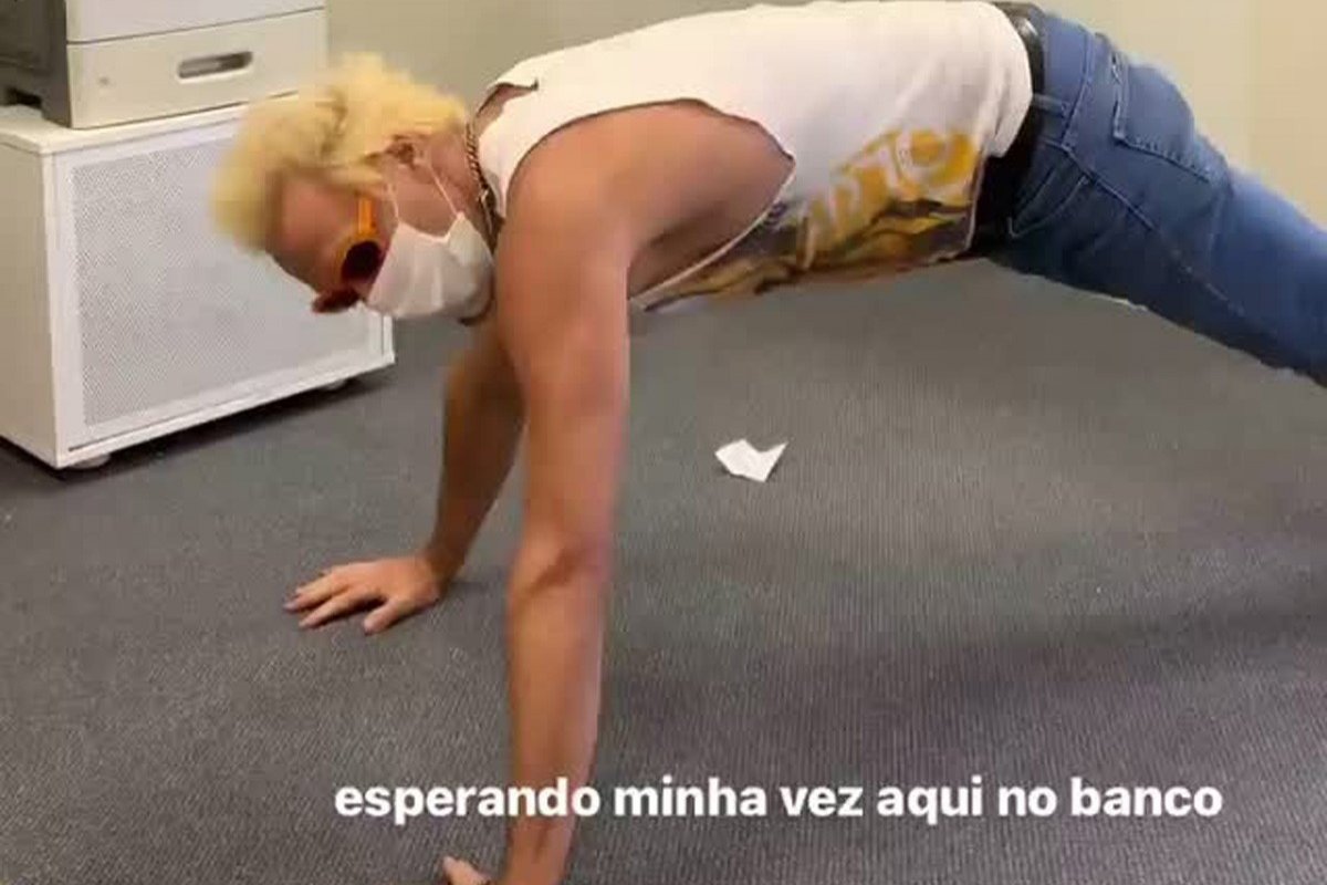 Supla resolve fazer flexões enquanto aguarda ser atendido no banco