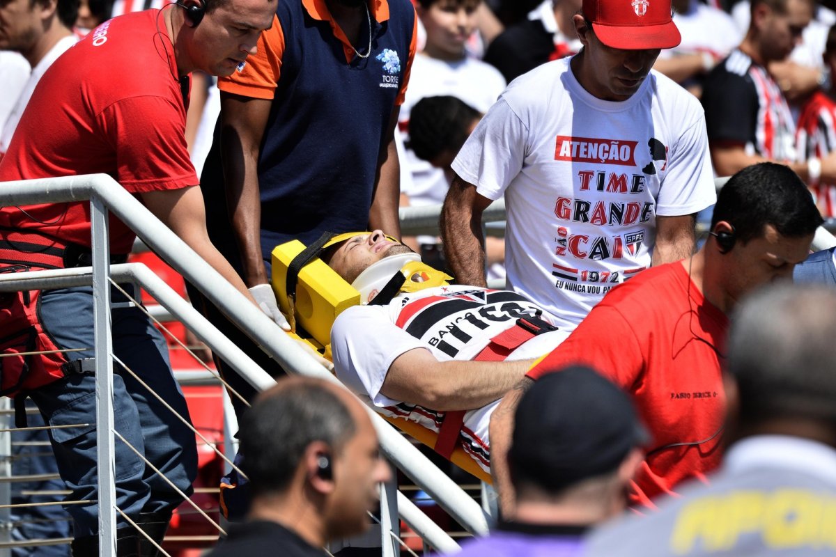 Vídeo: durante jogo do São Paulo, torcedor cai de arquibancada e atinge adolescente