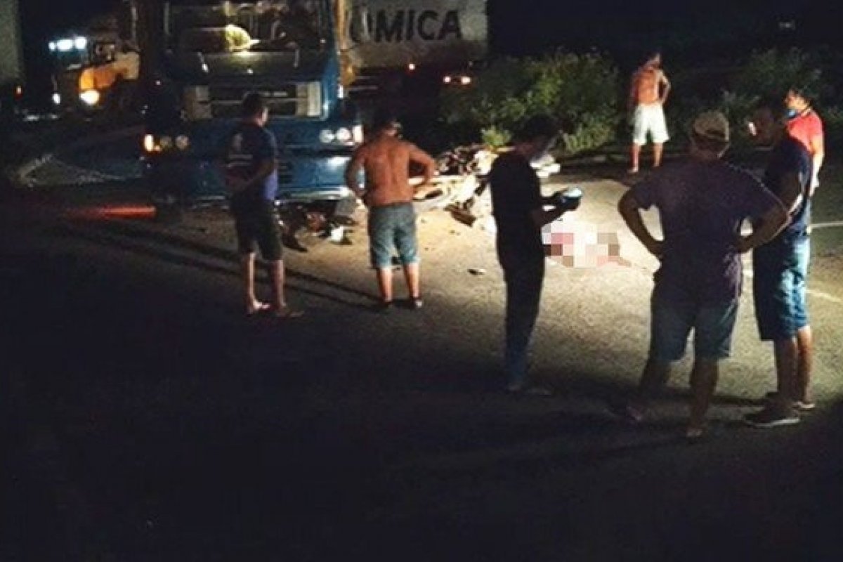 Acidente entre caminhão e motocicletas deixa dois mortos e um ferido na Bahia