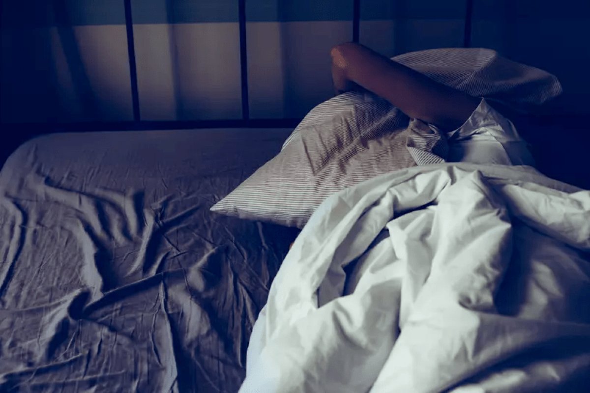 Estudo diz que dormir menos de 6 horas por noite pode trazer falhas para cérebro