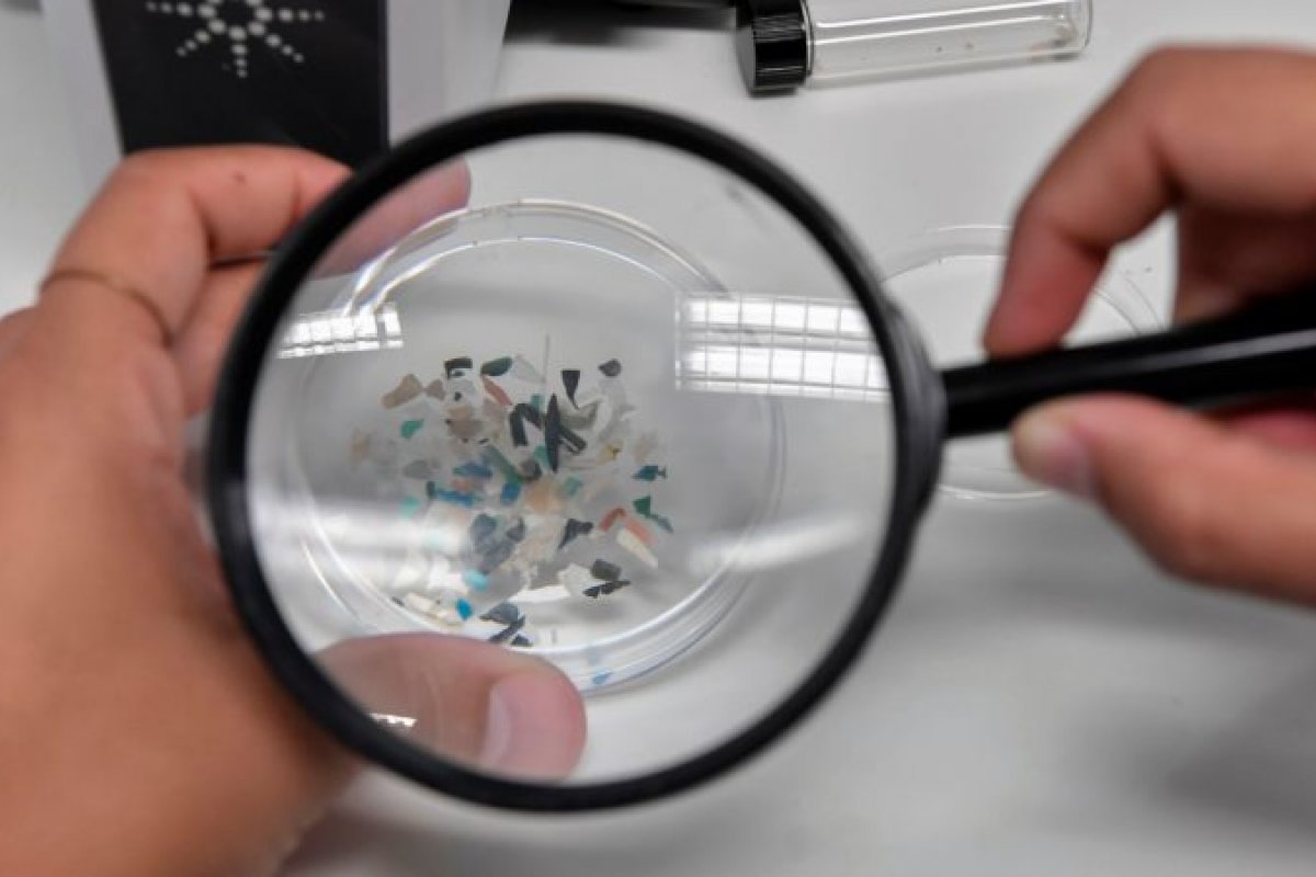 Estudo aponta que milhares de toneladas de microplástico flutuam pela atmosfera