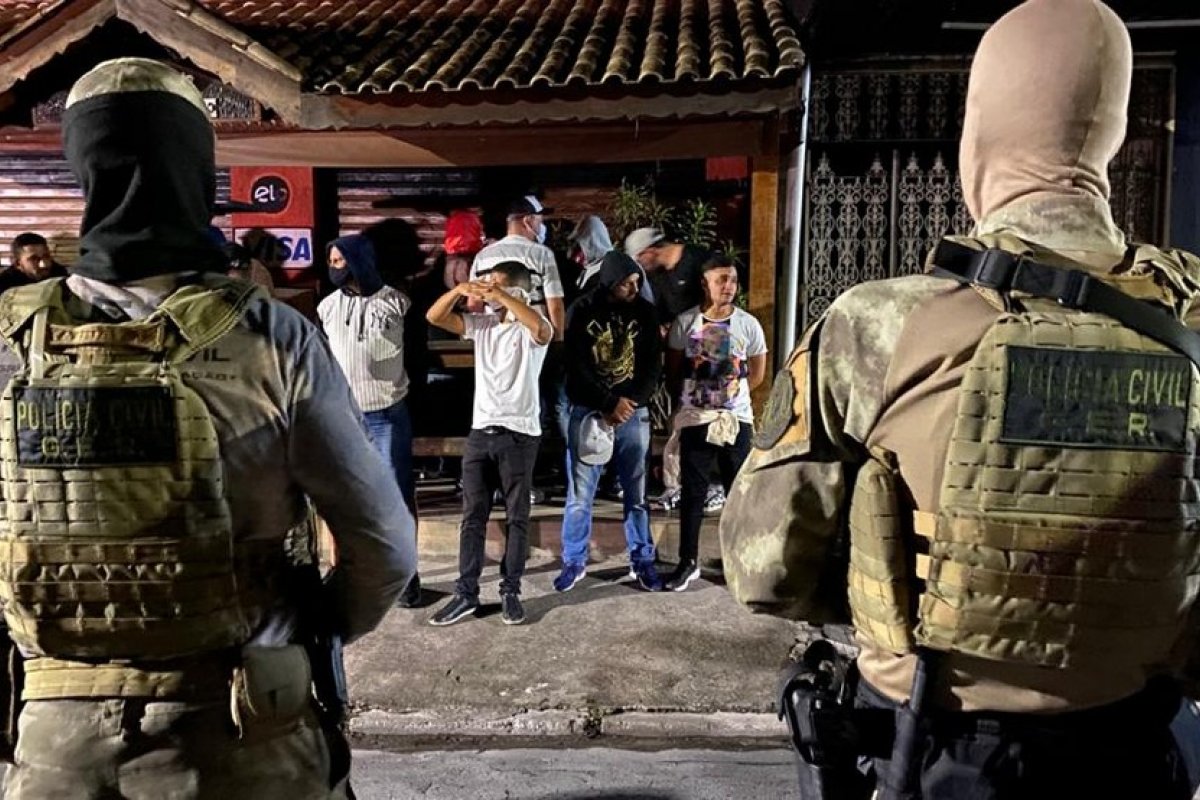 Festa clandestina com mais de 100 pessoas é interrompida pela polícia em Jandira, na Grande SP