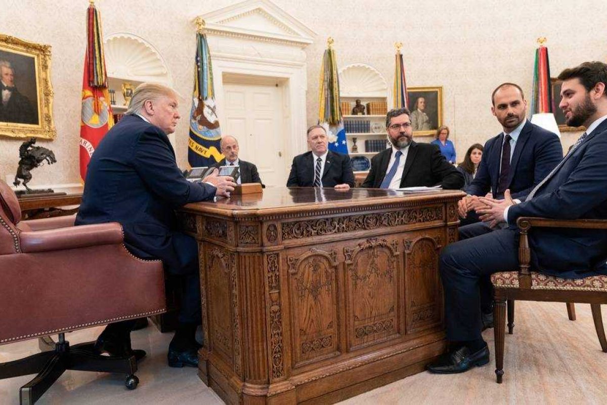 Divulgada foto do encontro de Donald Trump com Ernesto Araújo e Eduardo Bolsonaro