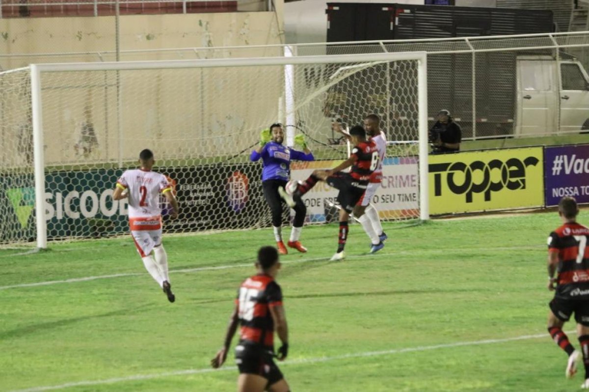 Vitória empata com líder e perde chance de se aproximar do G-4 do Baiano