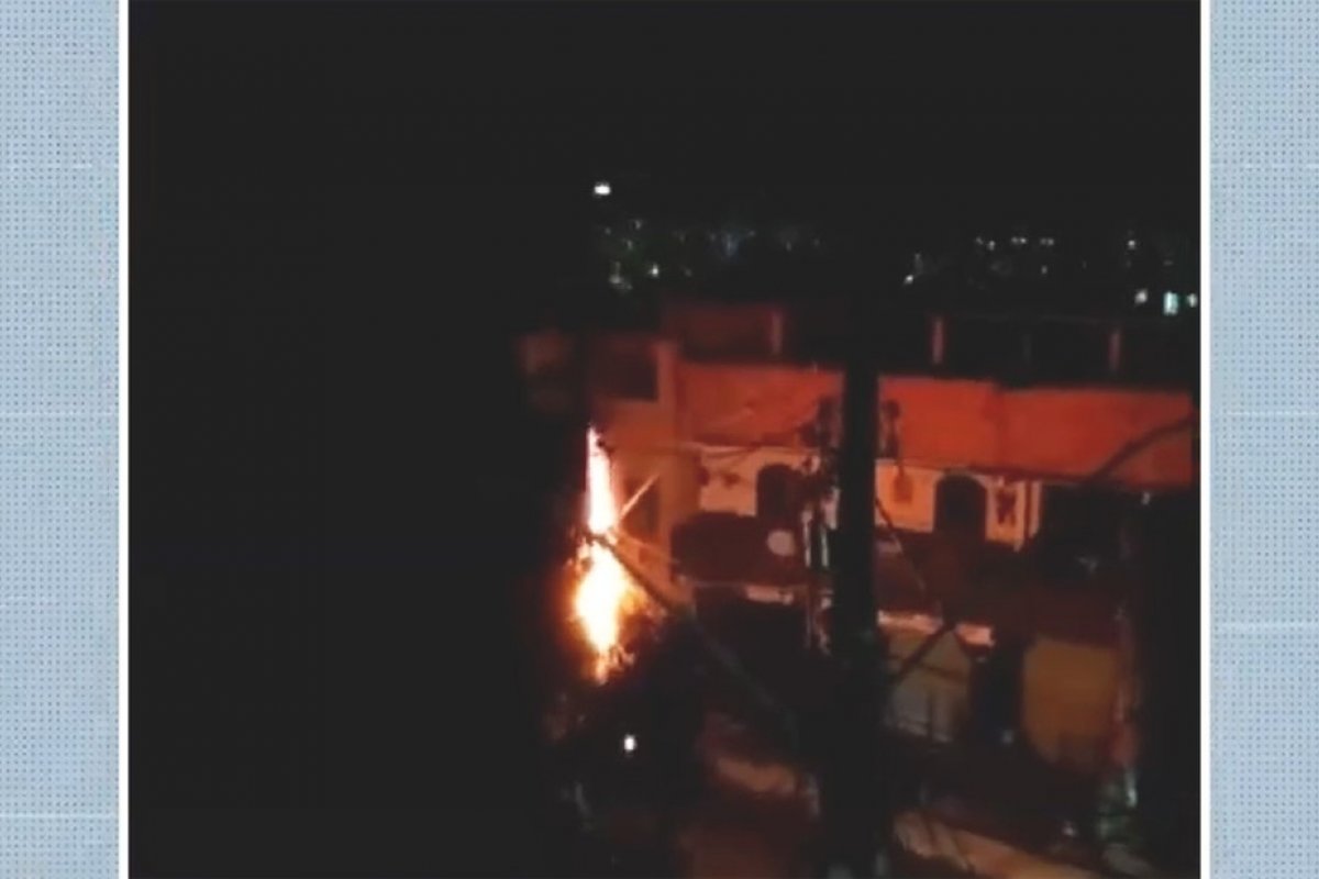 Fiação de poste pega fogo e assusta moradores do Cabula VI, em Salvador