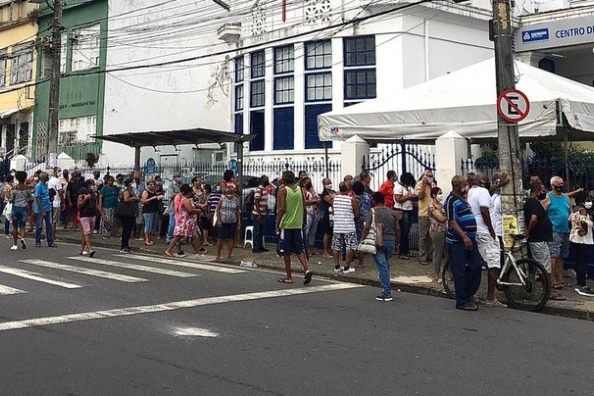 Salvador registra longas filas em pontos de vacinação contra Covid-19 nesta quinta-feira (22)