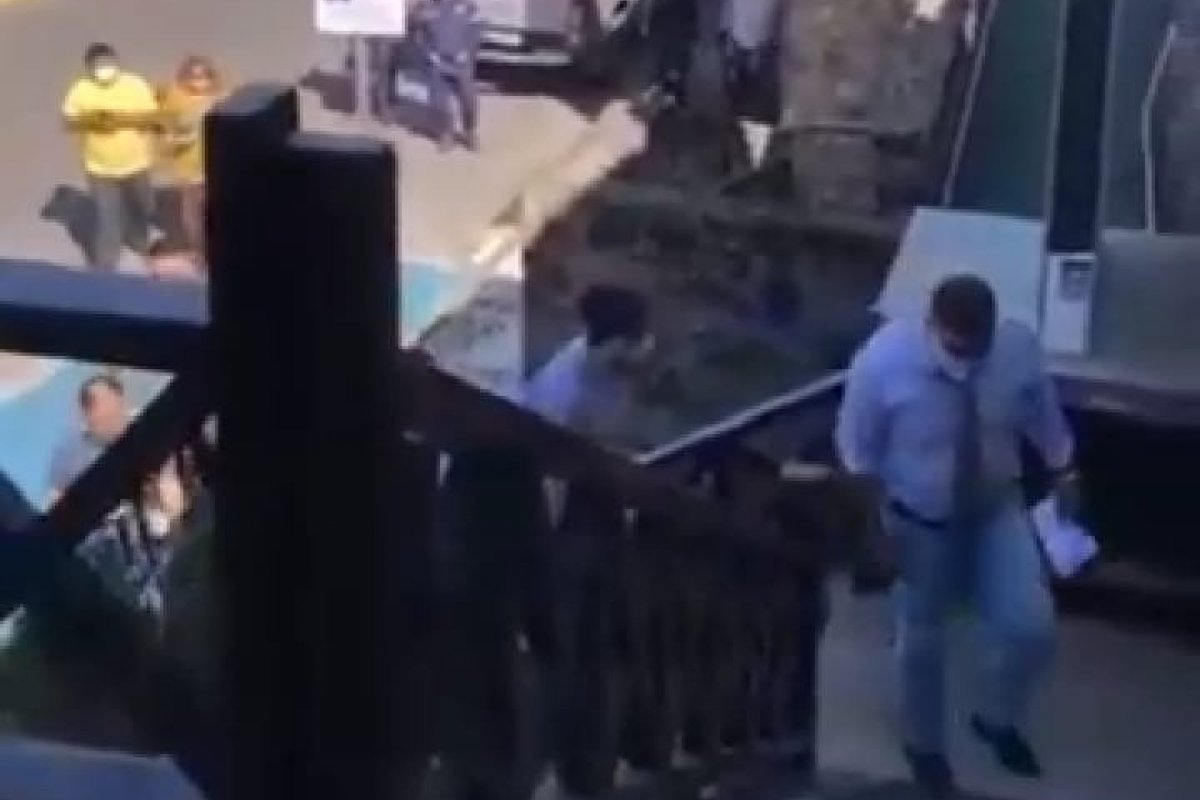 Vídeo: Prefeito do interior do Ceará tenta desapropriar hotel a força alegando ser para unidade de tratamento da Covid