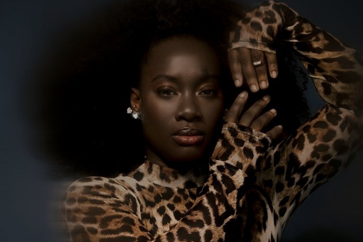 Nara Couto enaltece a beleza da mulher negra em remix de "Linda e preta"