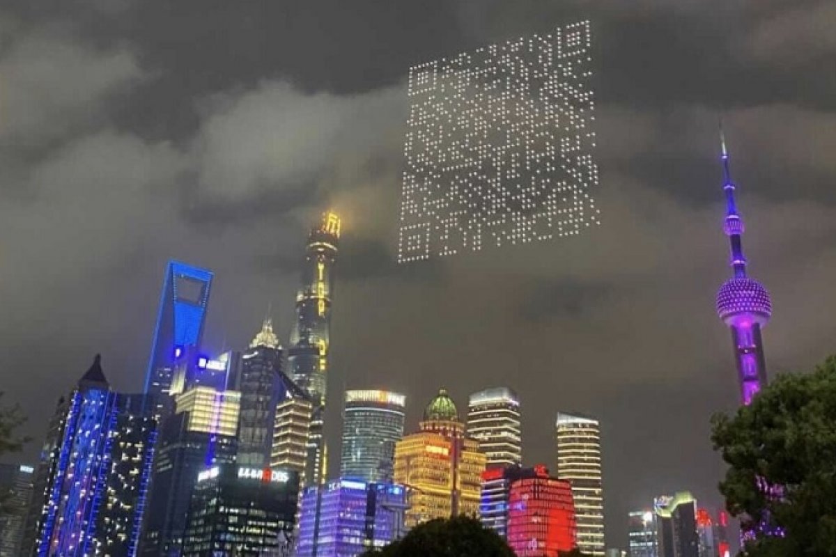 Drones formam 'QR Code' gigante em céu de Xangai, na China