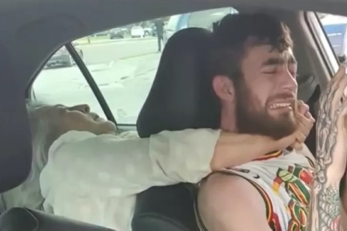 Vídeo: mulher é presa após agredir e estrangular motorista de Uber na Flórida