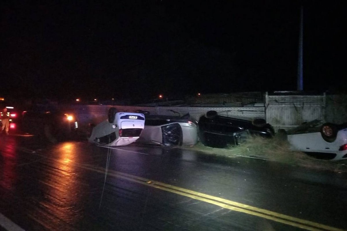 Carreta colide com caminhão cegonha e deixa carros jogados em pista na BR-242