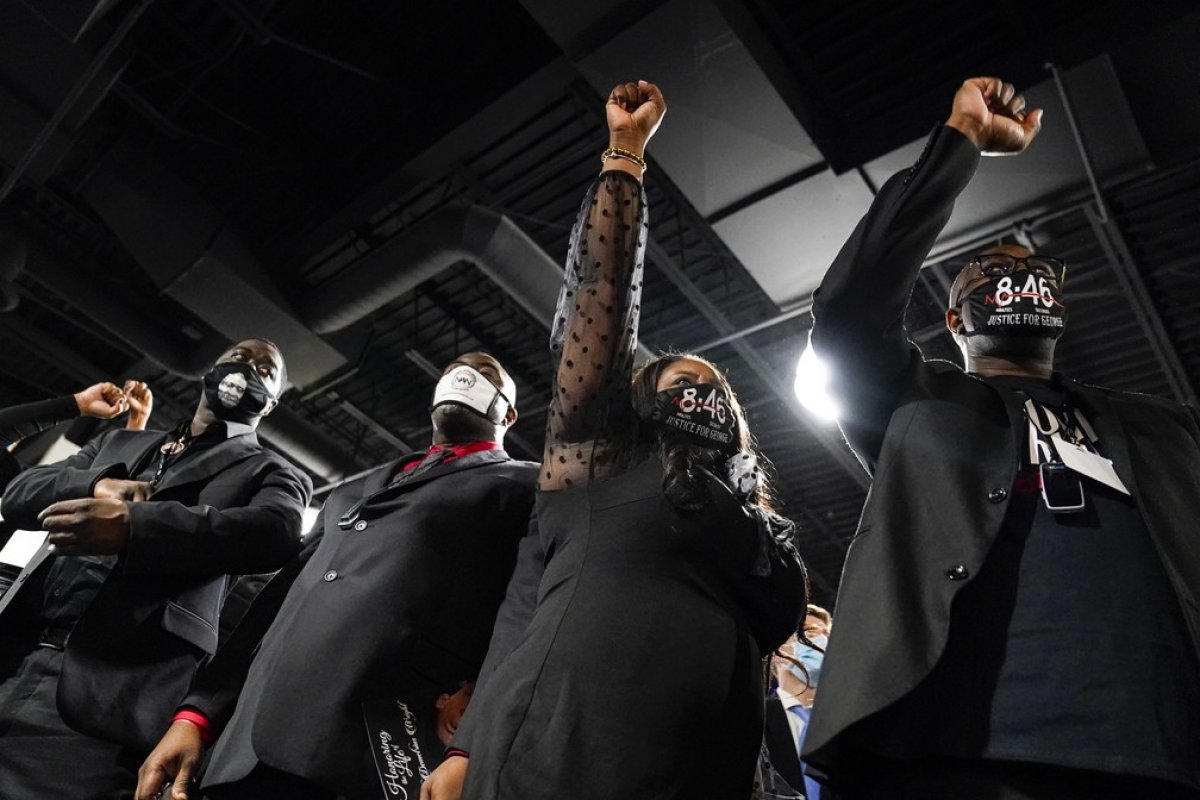 Família de George Floyd participa do funeral de outro jovem negro morto em ação policial