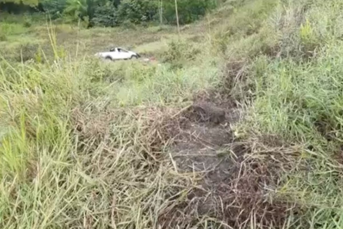Homem morre após carro sair da pista e cair em ribanceira em Itabela
