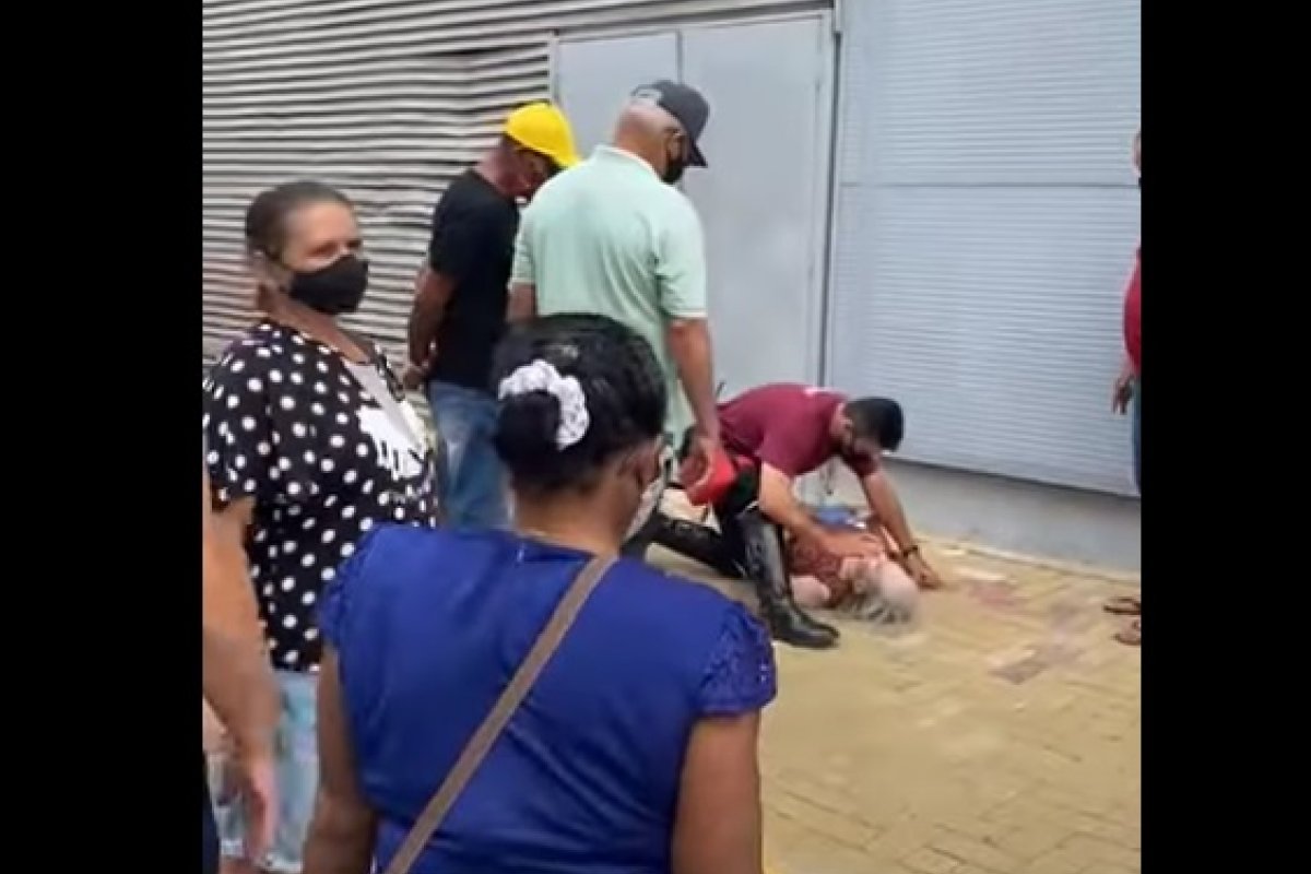 Vídeo: idosa desmaia em fila para vacinação contra a covid-19 em Juazeiro-Ba
