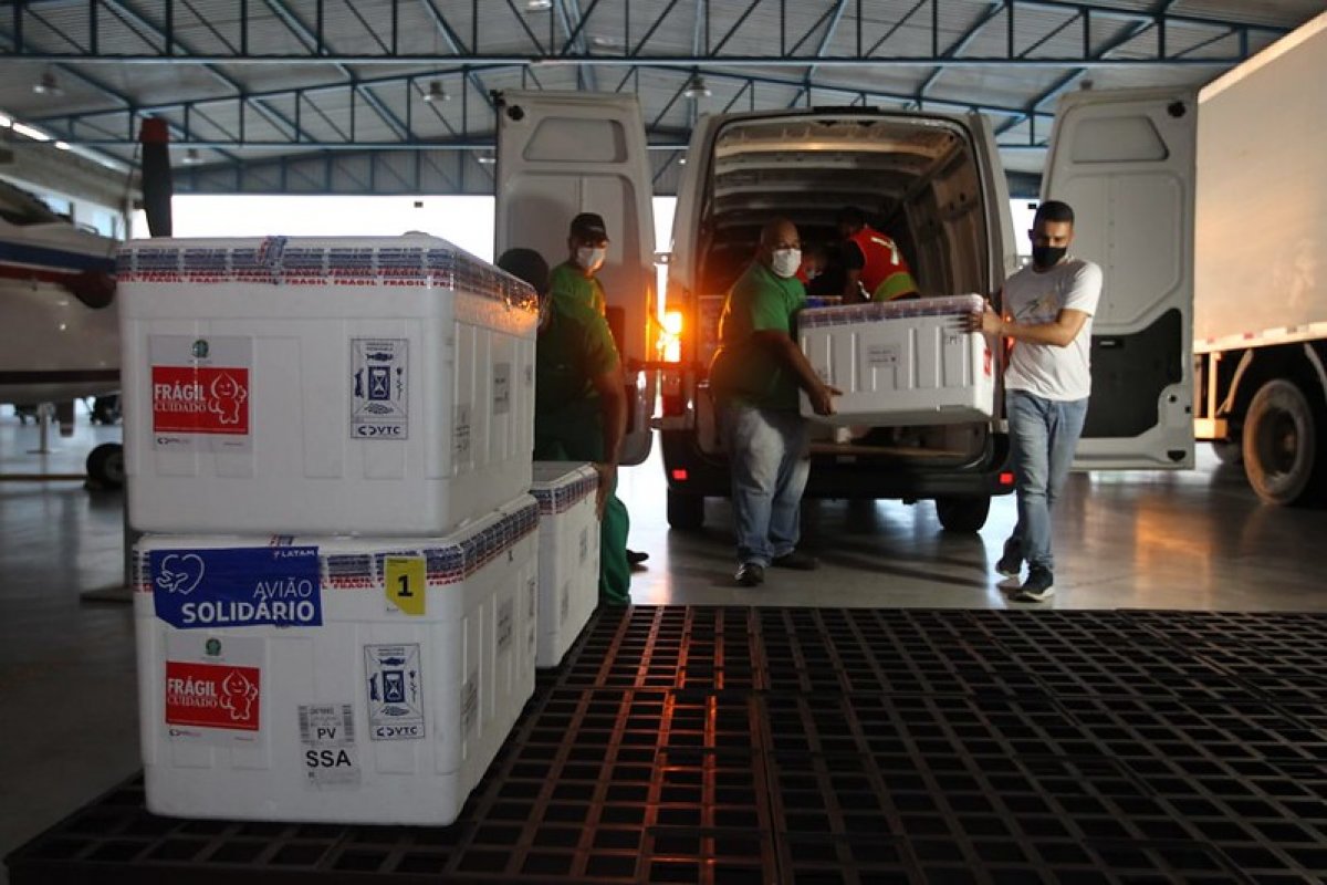 Mais de 220 mil doses de vacinas contra Covid-19 encaminhadas pelo Governo Federal chegam à Bahia
