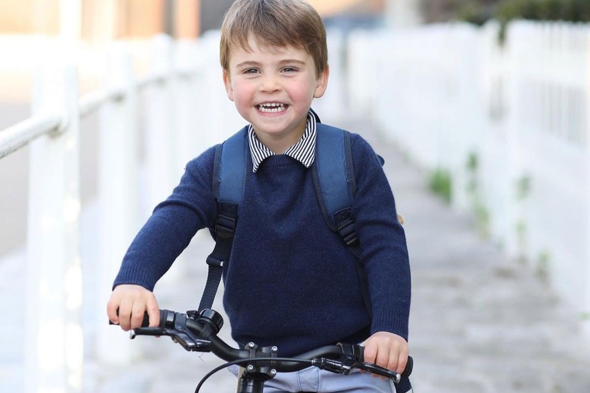 Palácio divulga nova foto de príncipe Louis para celebrar aniversário do garoto