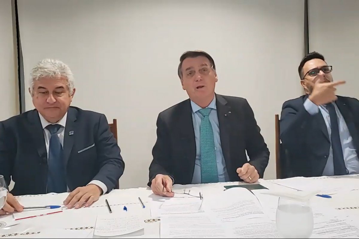 "É 100% brasileira, não é aquela 'mandrake' de São Paulo", diz Bolsonaro sobre vacina brasileira contra Covid