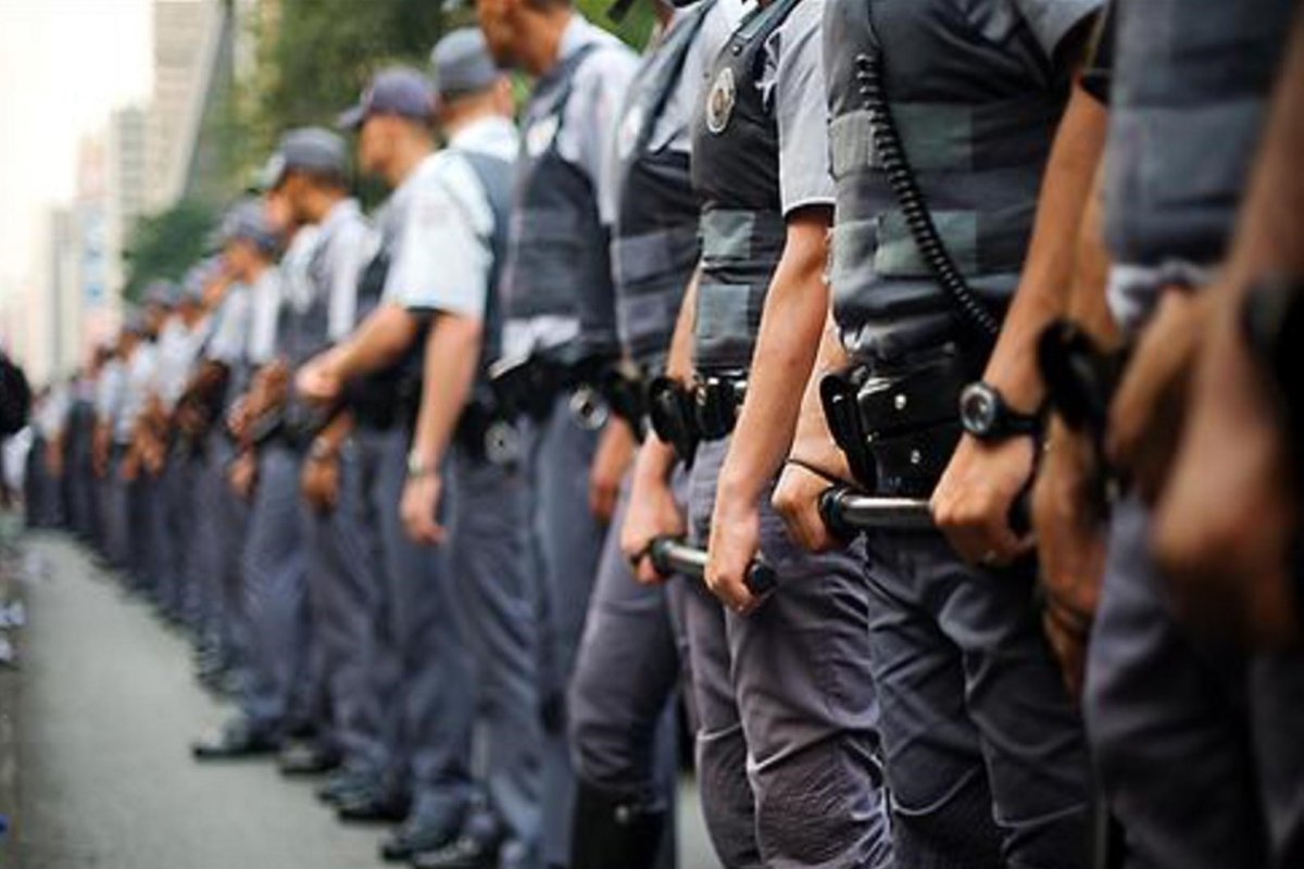 Número de policiais mortos com Covid-19 é mais que o dobro dos que foram assassinados nas ruas em 2020, diz levantamento