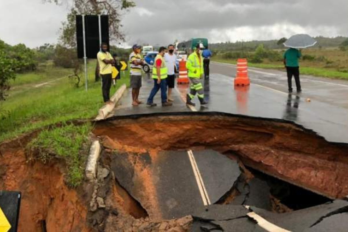 Vídeo: Chuvas abrem cratera em trecho da Linha Verde na altura de Entre Rios nesta sexta-feira (23)