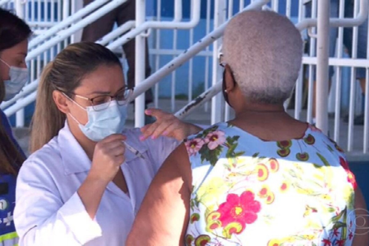 Mais da metade da população acima dos 60 anos no Brasil tomou a 1ª dose contra Covid-19