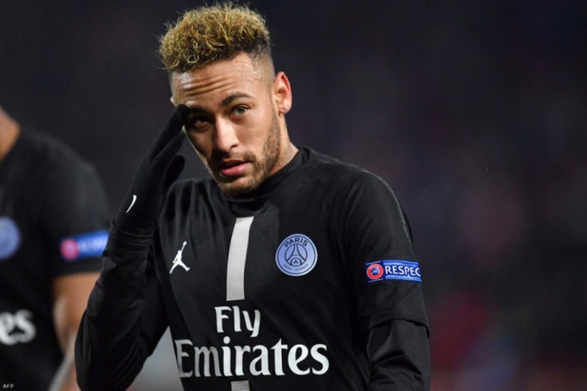 Neymar comunica ao PSG que fica no clube