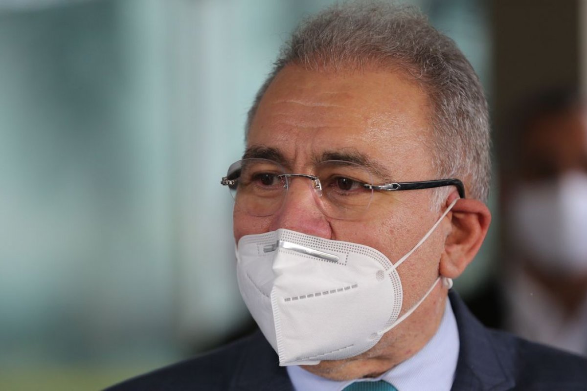 Ministro da Saúde confirma protocolo com uso de cloroquina para casos leves de Covid-19