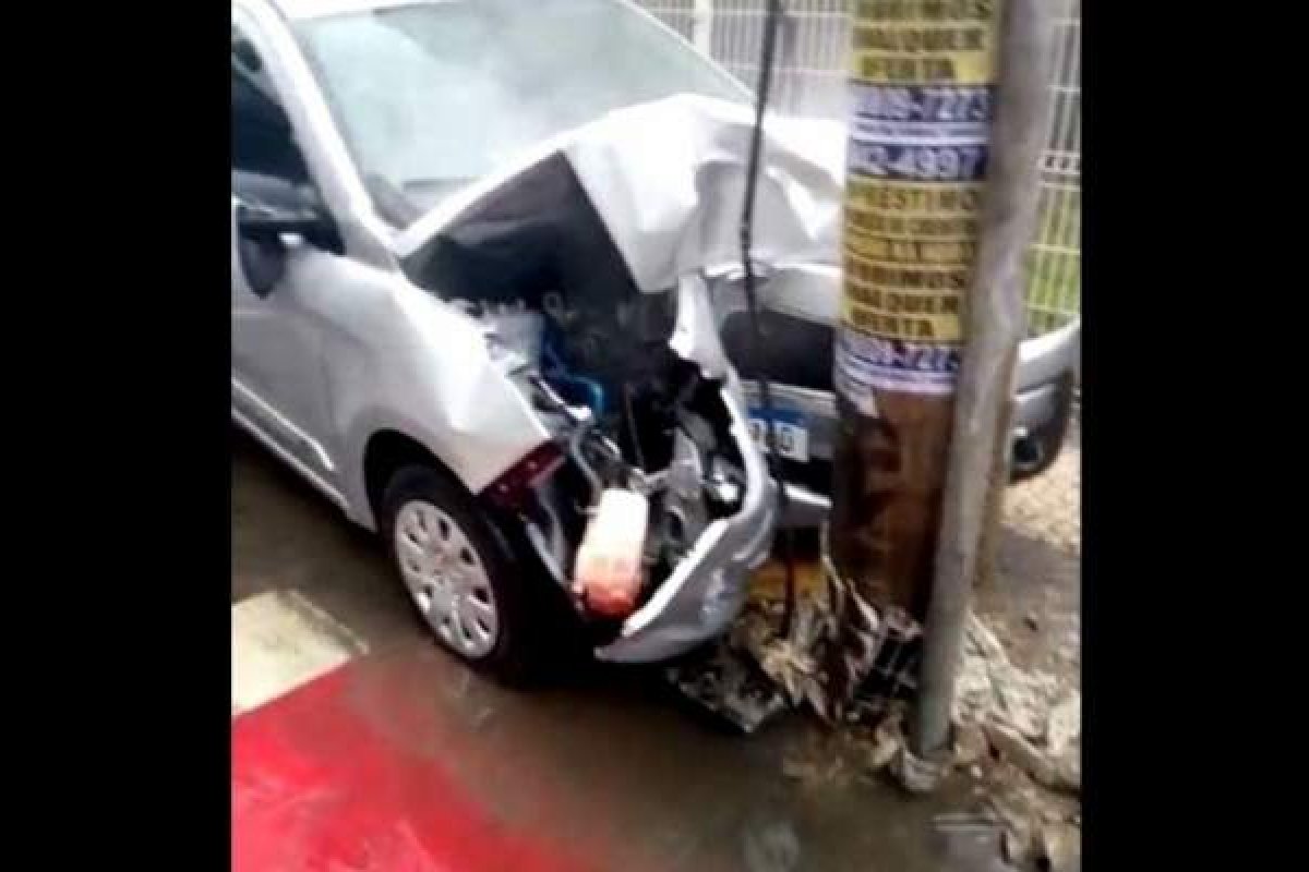 Carro bate em poste na Avenida Carlos Gomes em Salvador