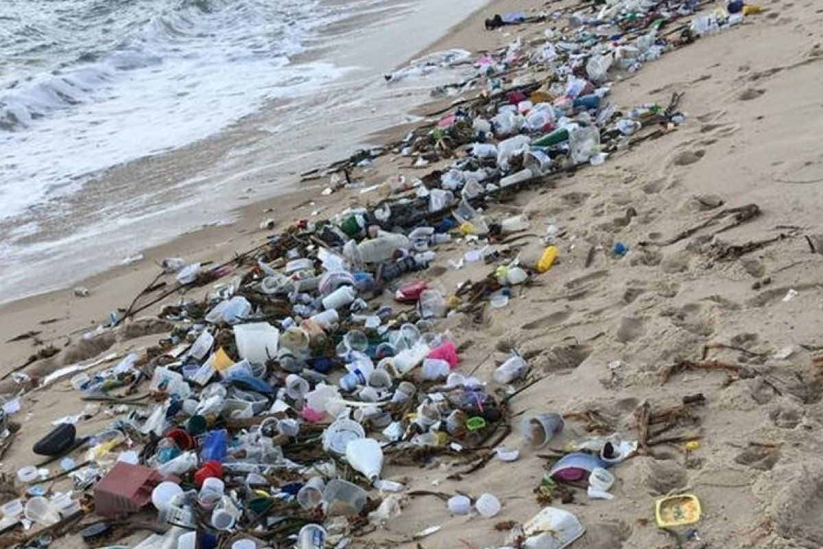 Mais de 1,5 tonelada de lixo com seringas é encontrada em praia no RN