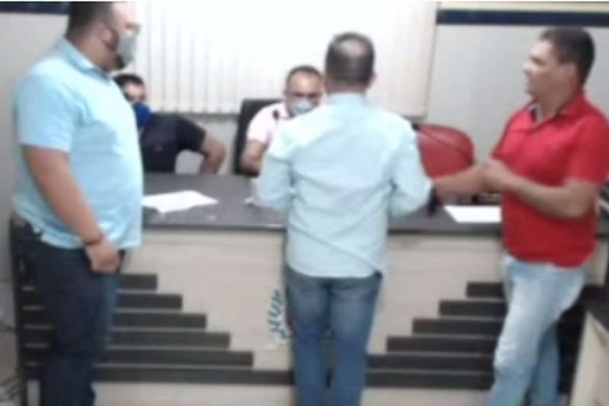 Vídeo: Vereador da Câmara de município paraíbano se revolta, inicia quebradeira no plenário e sessão é suspensa
