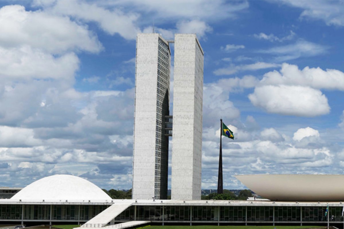 Senadoras repercutem aprovação de PL após Bolsonaro lançar "enquete" virtual para seguidores