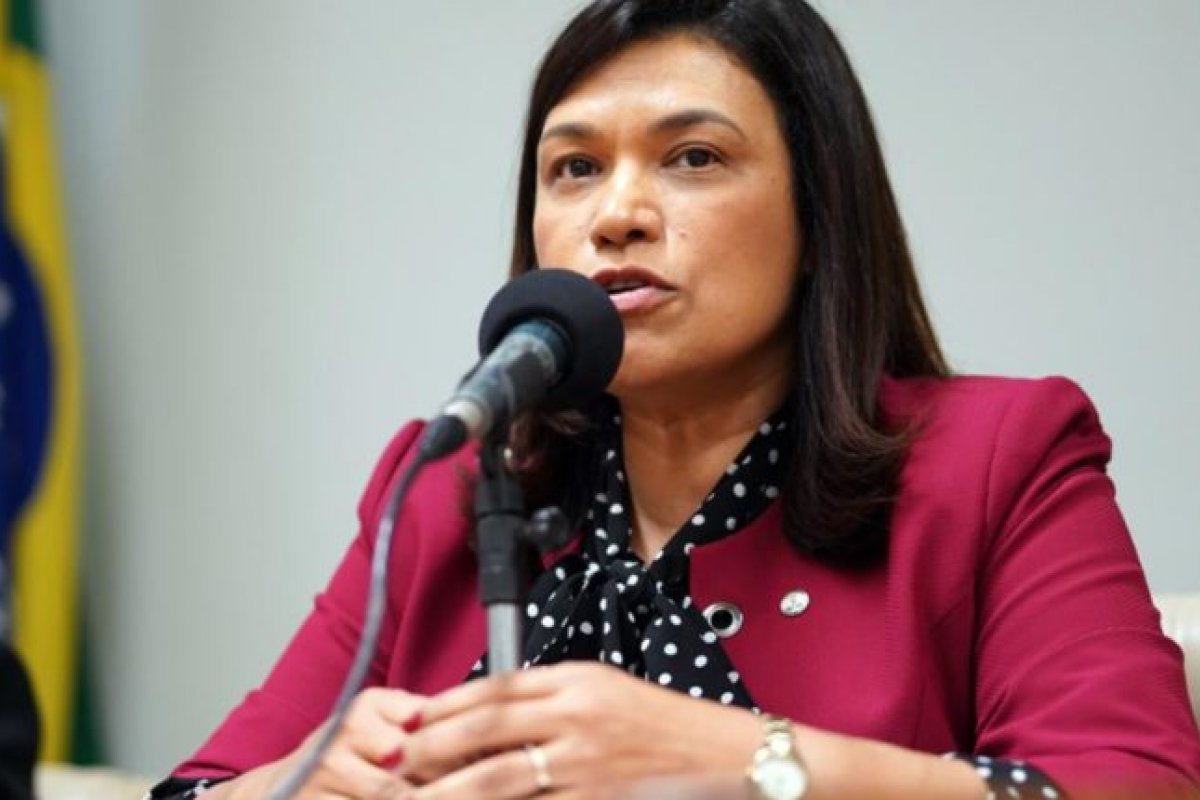 Deputada Maria Rosas é intubada devido complicações pela covid-19