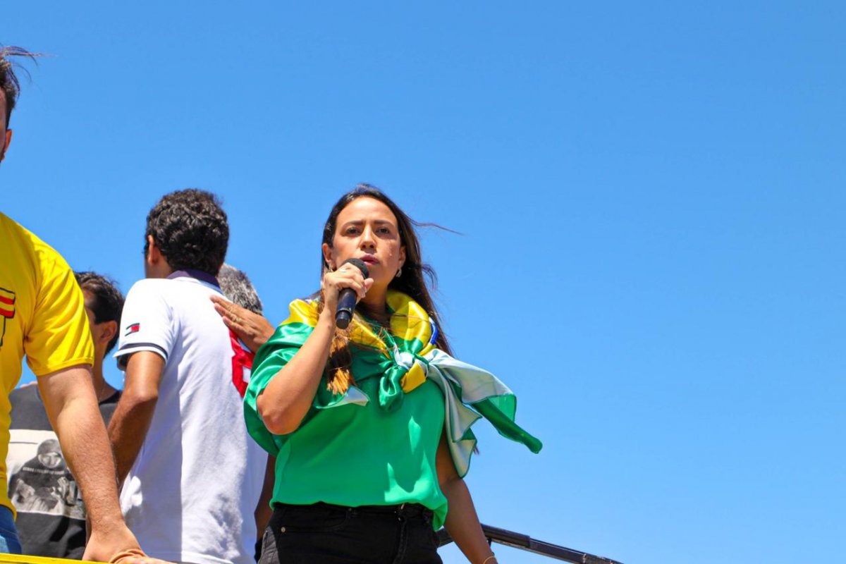 Em defesa de Bolsonaro, deputada baiana rebate Dayane Pimentel
